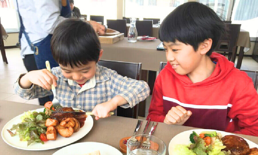 食事をするこども